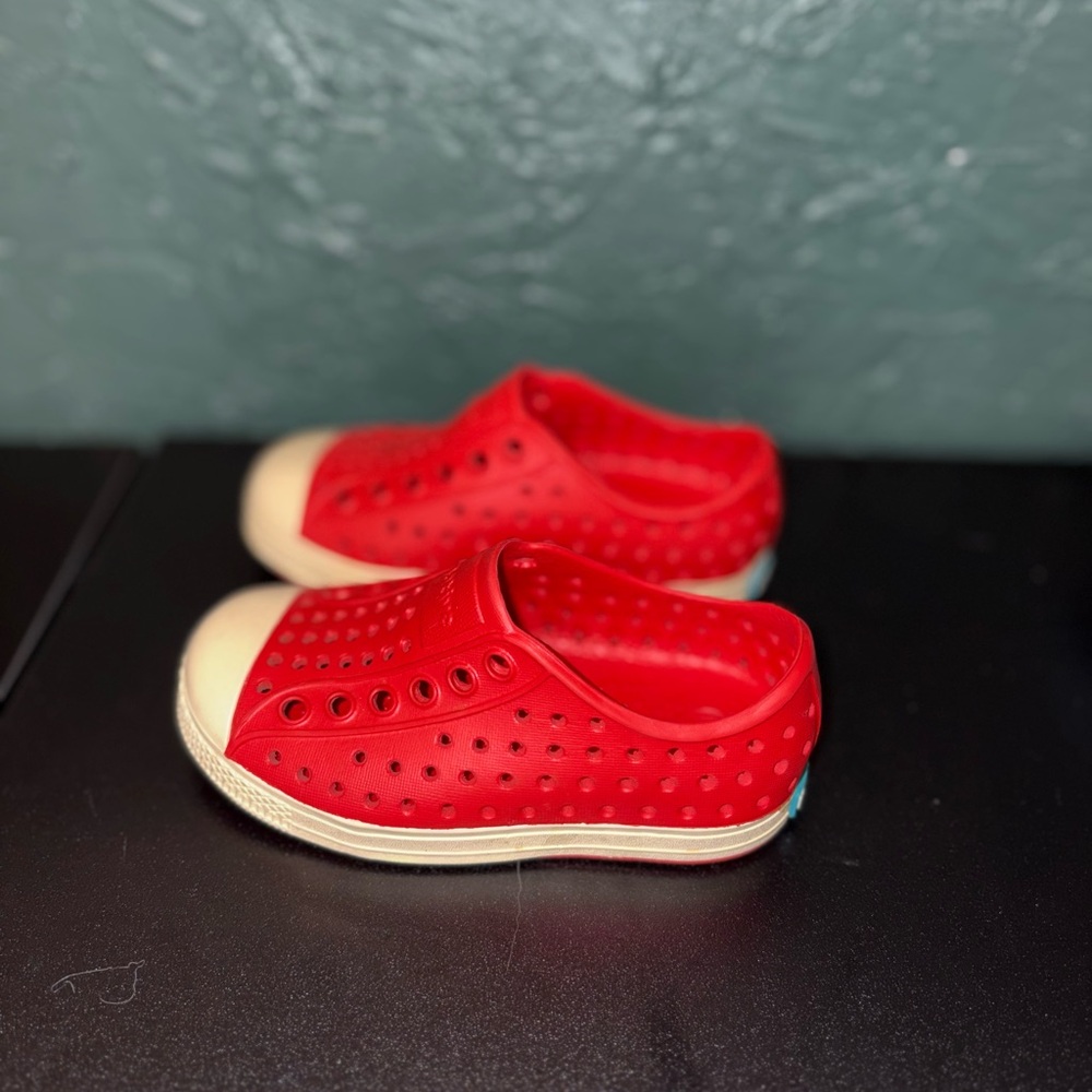 Native Red shoes - Picture 4 of 6